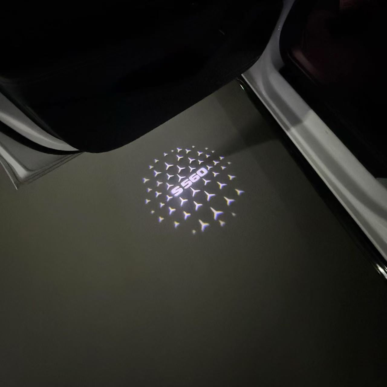 MERCEDES BENZ S560  LOGO PROJECTOT LIGHTS  (quantity 1 = 1 set /2 door lights with 2 logo films)Nr.02M30