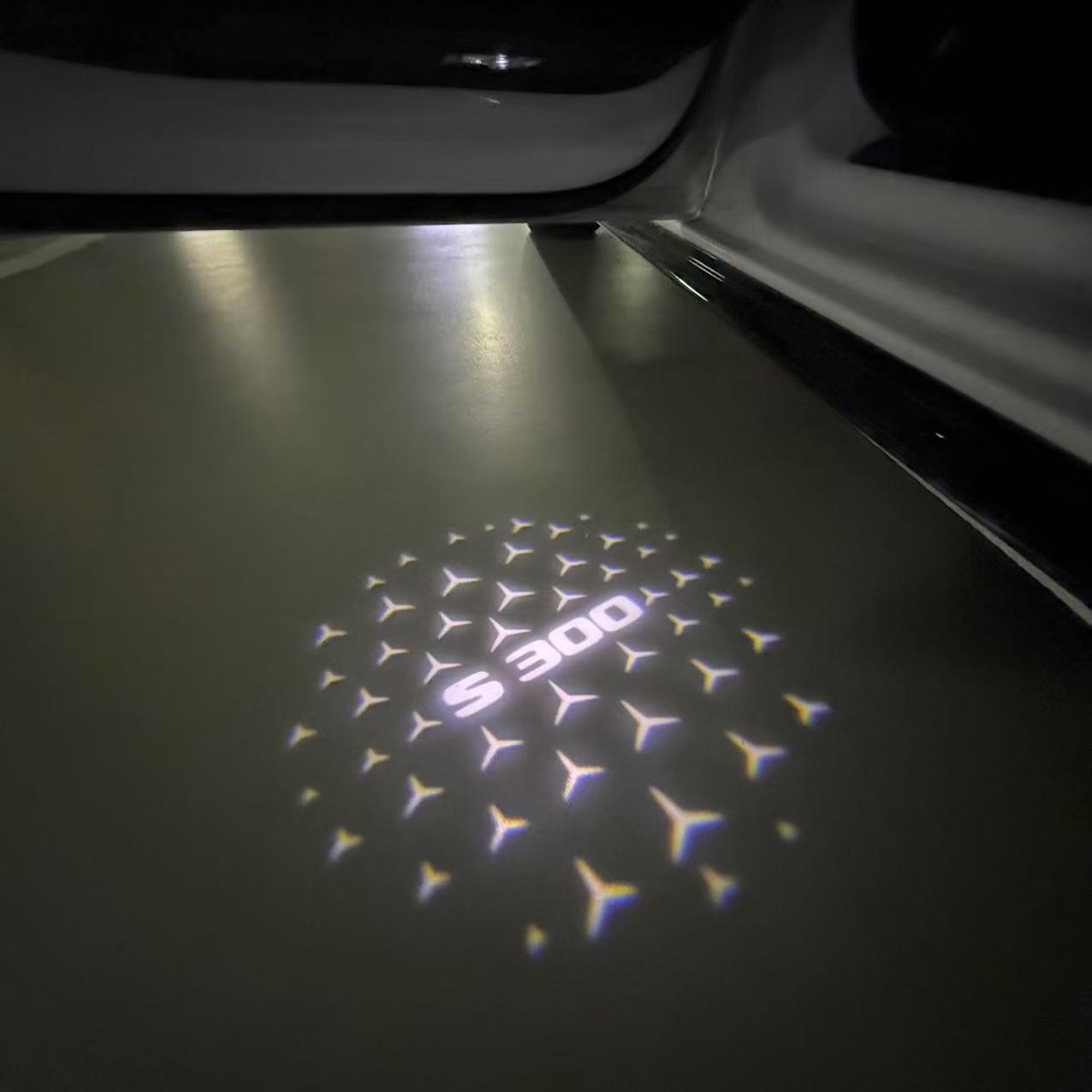 MERCEDES BENZ S300 LOGO PROJECTOT LIGHTS  (quantity 1 = 1 set /2 door lights with 2 logo films)Nr.02M09