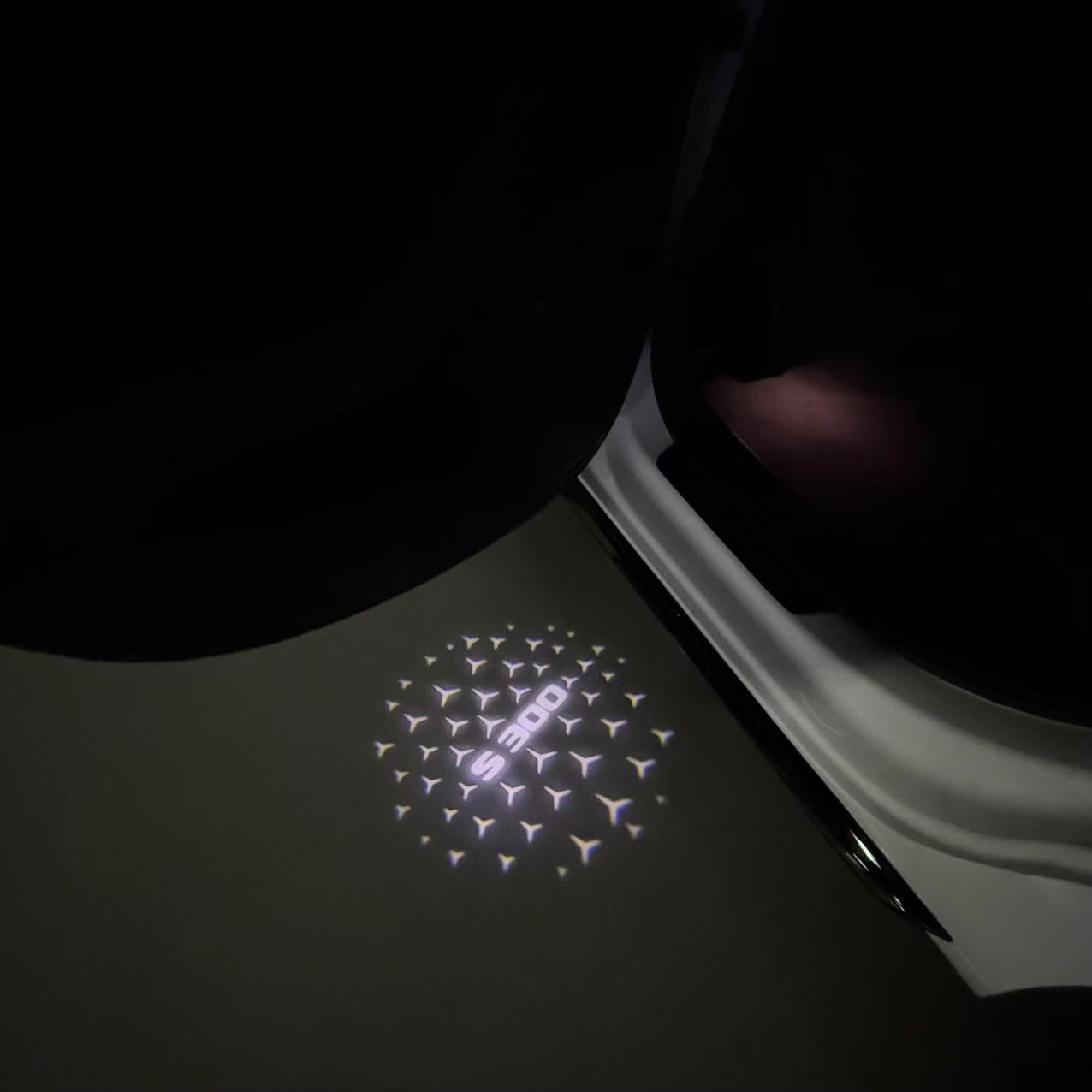 MERCEDES BENZ S300 LOGO PROJECTOT LIGHTS  (quantity 1 = 1 set /2 door lights with 2 logo films)Nr.02M09