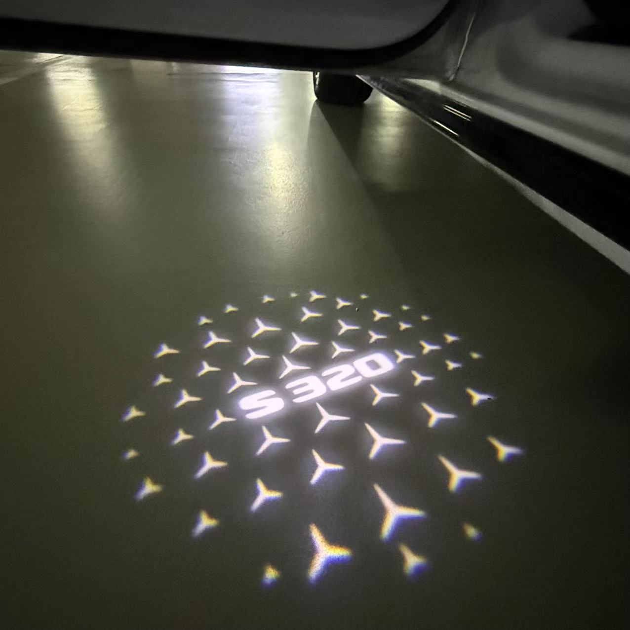 MERCEDES BENZ S320 LOGO PROJECTOT LIGHTS  (quantity 1 = 1 set /2 door lights with 2 logo films)Nr.02M18