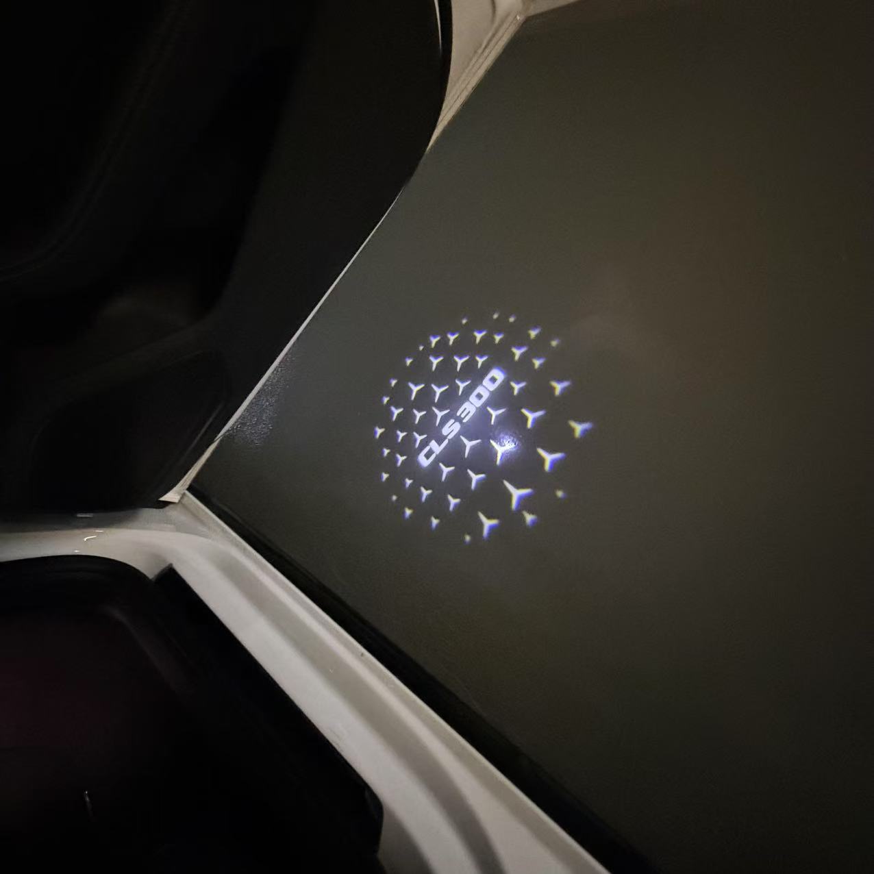 MERCEDES BENZ CLS 300 LOGO PROJECTOT LIGHTS  (quantity 1 = 1 set /2 door lights with 2 logo films)Nr.02M191