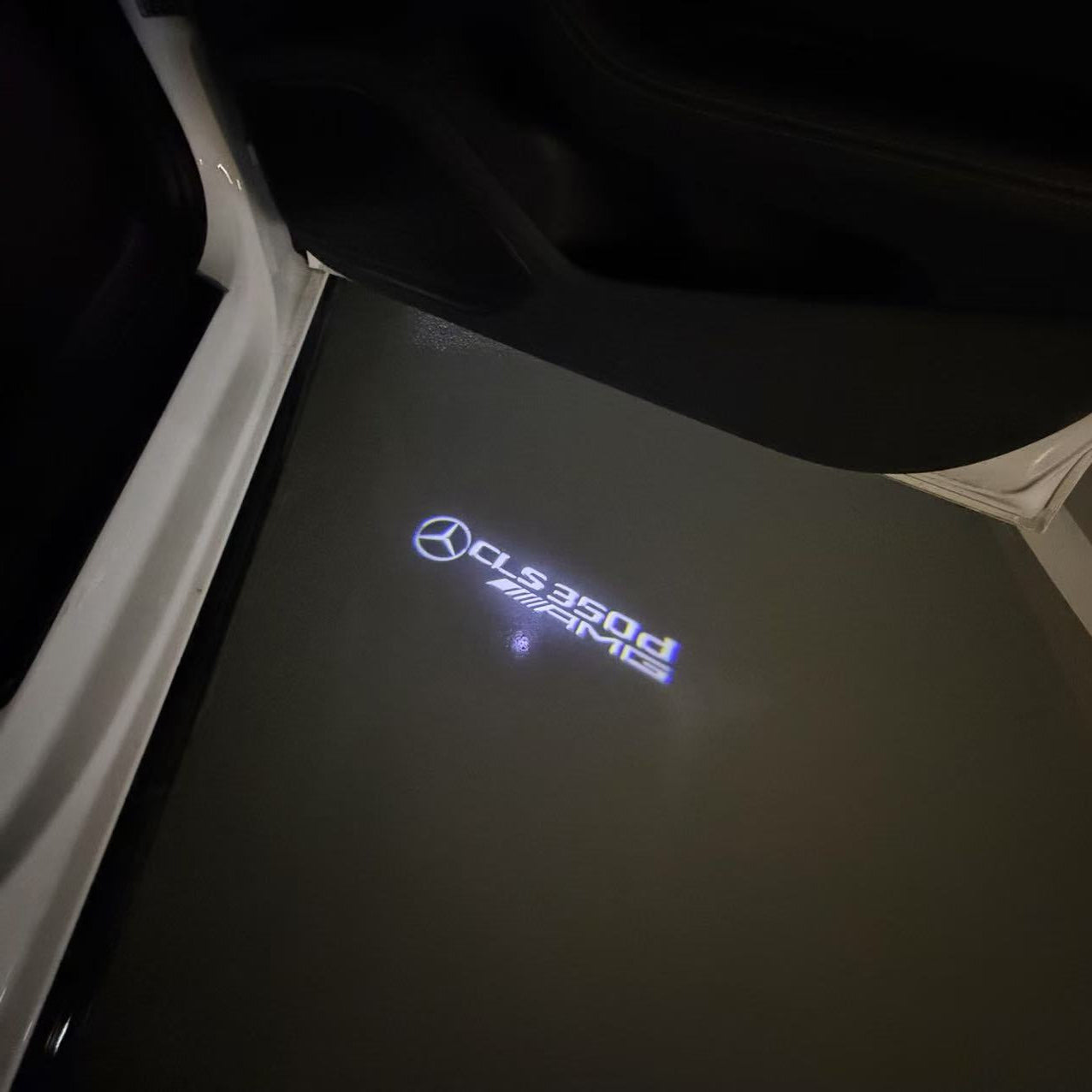 MERCEDES BENZ CLS 350d LOGO PROJECTOT LIGHTS  (quantity 1 = 1 set /2 door lights with 2 logo films)Nr.02M185