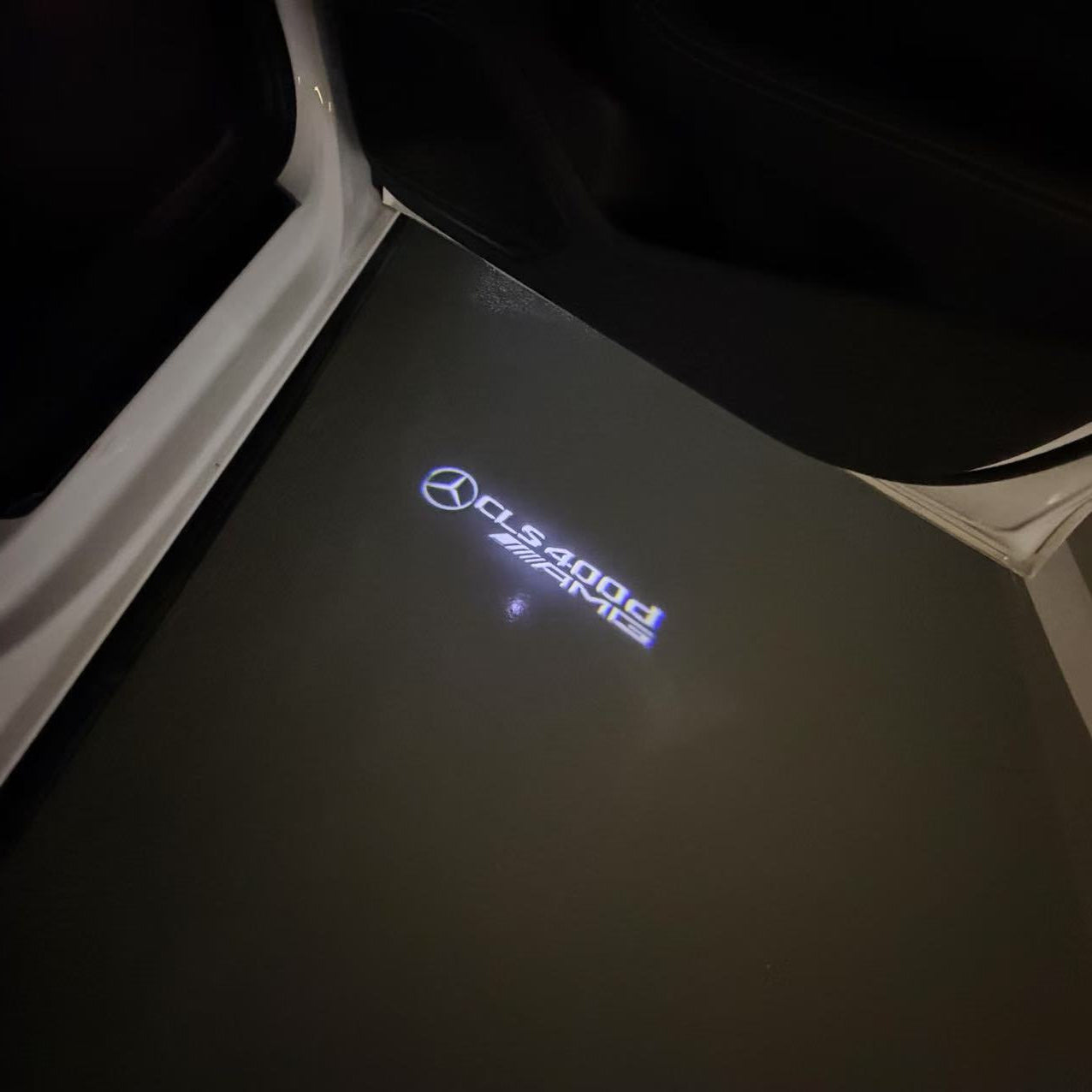 MERCEDES BENZ CLS 400d LOGO PROJECTOT LIGHTS  (quantity 1 = 1 set /2 door lights with 2 logo films)Nr.02M200