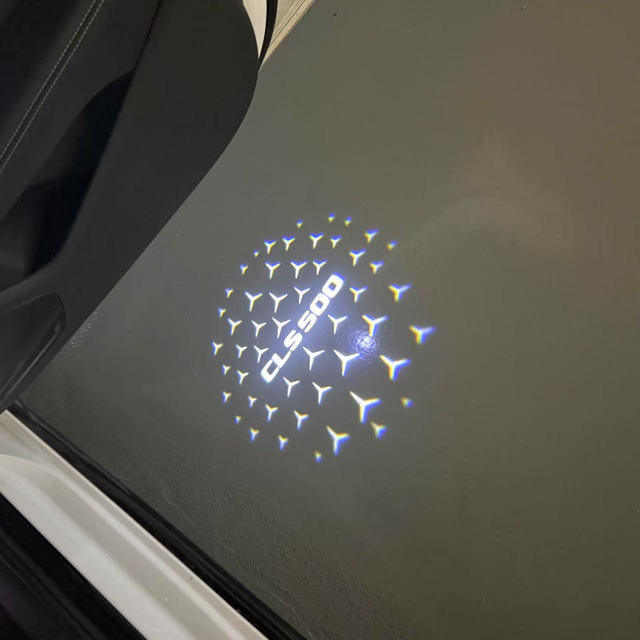 MERCEDES BENZ CLS 500 LOGO PROJECTOT LIGHTS  (quantity 1 = 1 set /2 door lights with 2 logo films)Nr.02M189