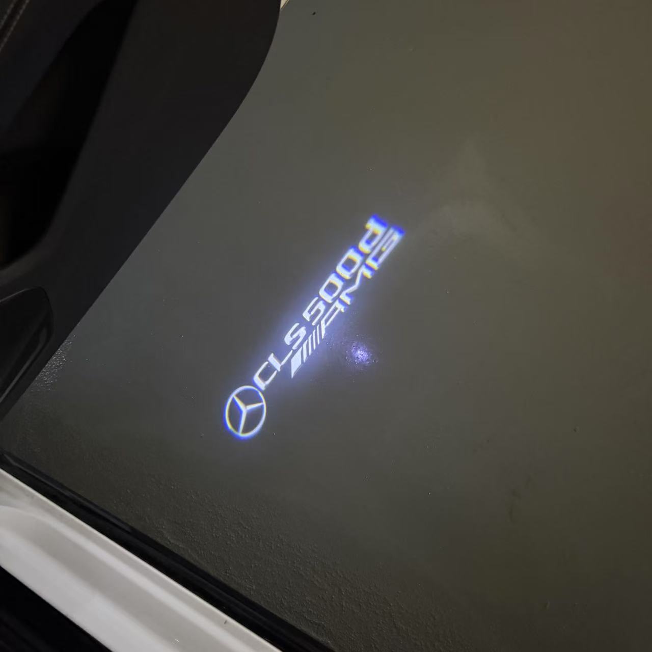 MERCEDES BENZ CLS 500d LOGO PROJECTOT LIGHTS  (quantity 1 = 1 set /2 door lights with 2 logo films)Nr.02M188