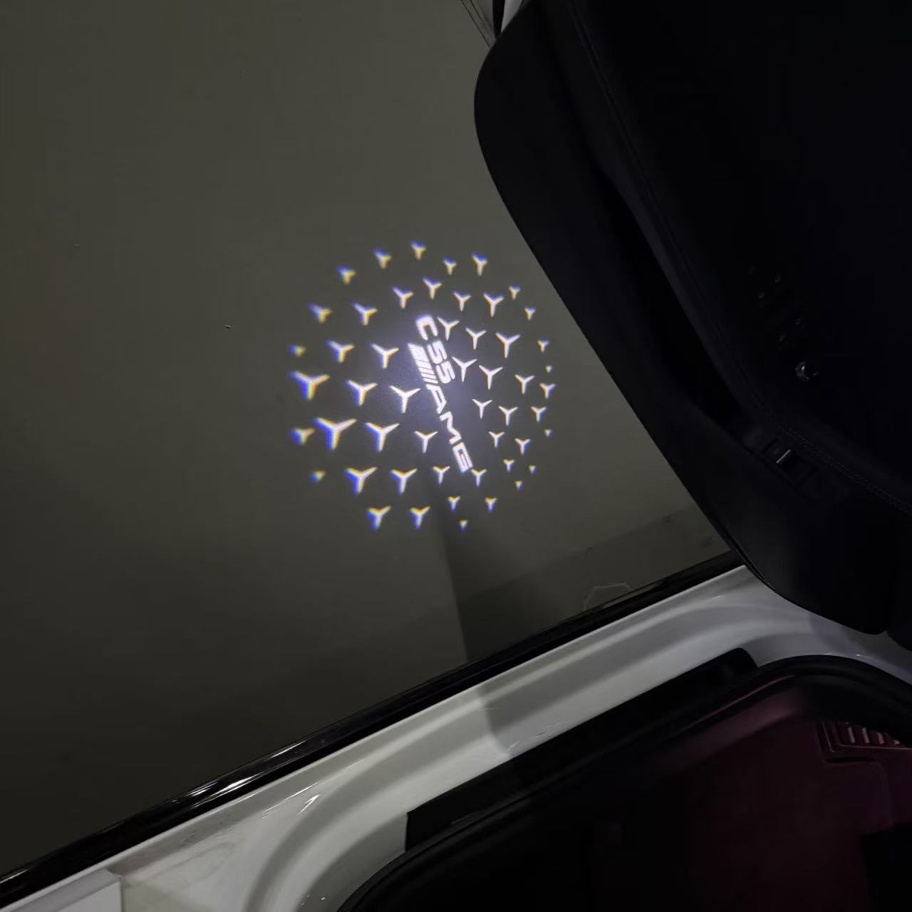 MERCEDES BENZ C55 AMG LOGO PROJECTOT LIGHTS  (quantity 1 = 1 set /2 door lights with 2 logo films)Nr.02M302