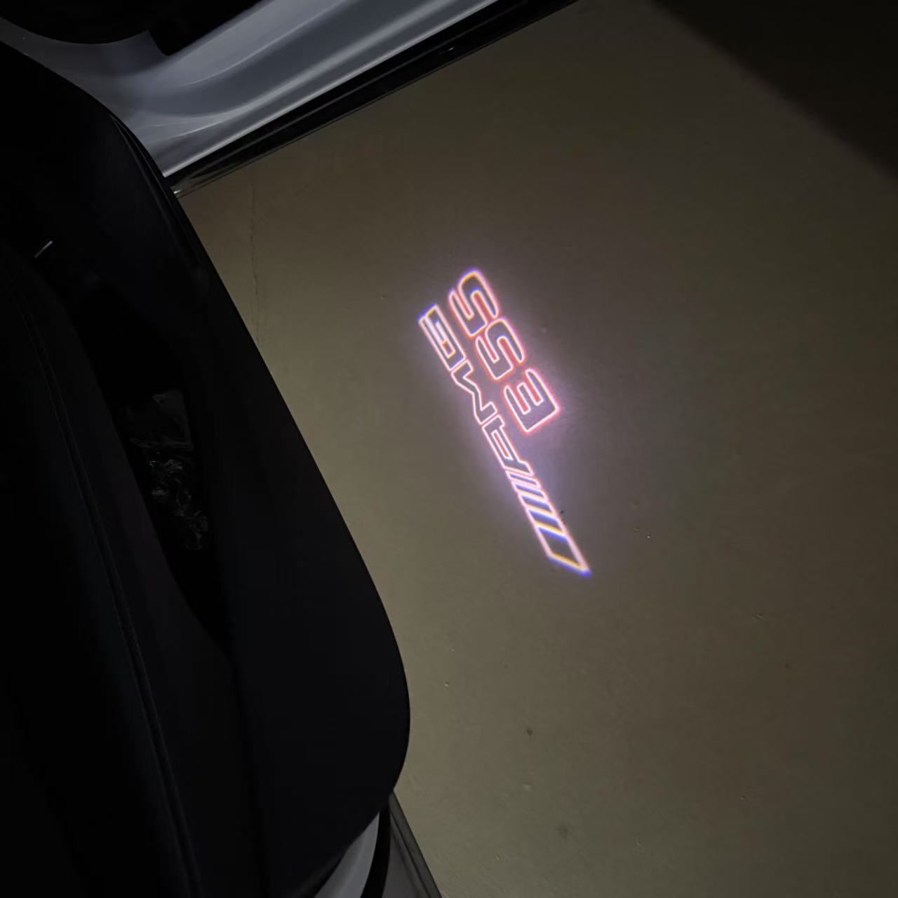 MERCEDES BENZ E55 AMG LOGO PROJECTOT LIGHTS  (quantity 1 = 1 set /2 door lights with 2 logo films)Nr.02M305