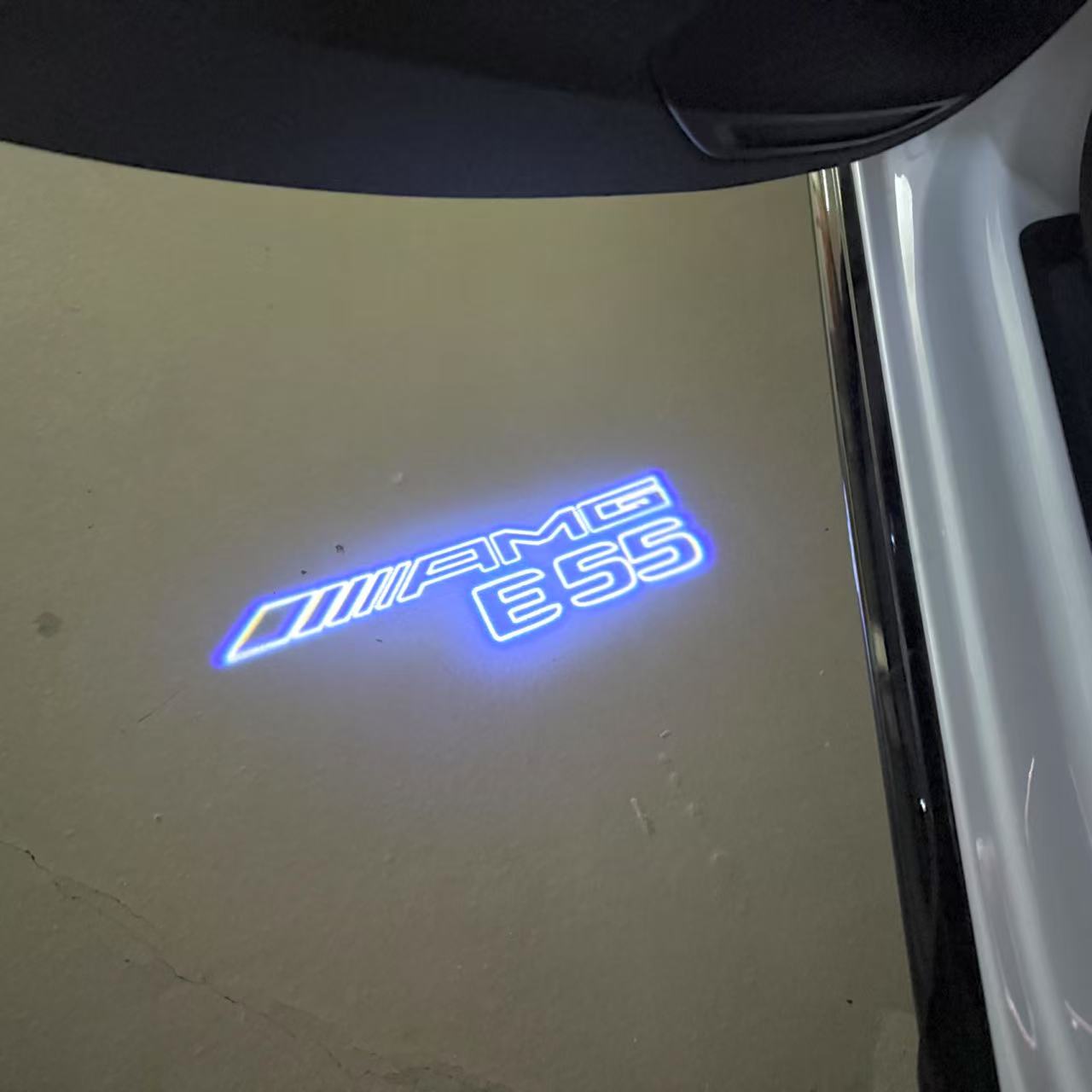MERCEDES BENZ E55 AMG LOGO PROJECTOT LIGHTS  (quantity 1 = 1 set /2 door lights with 2 logo films)Nr.02M303