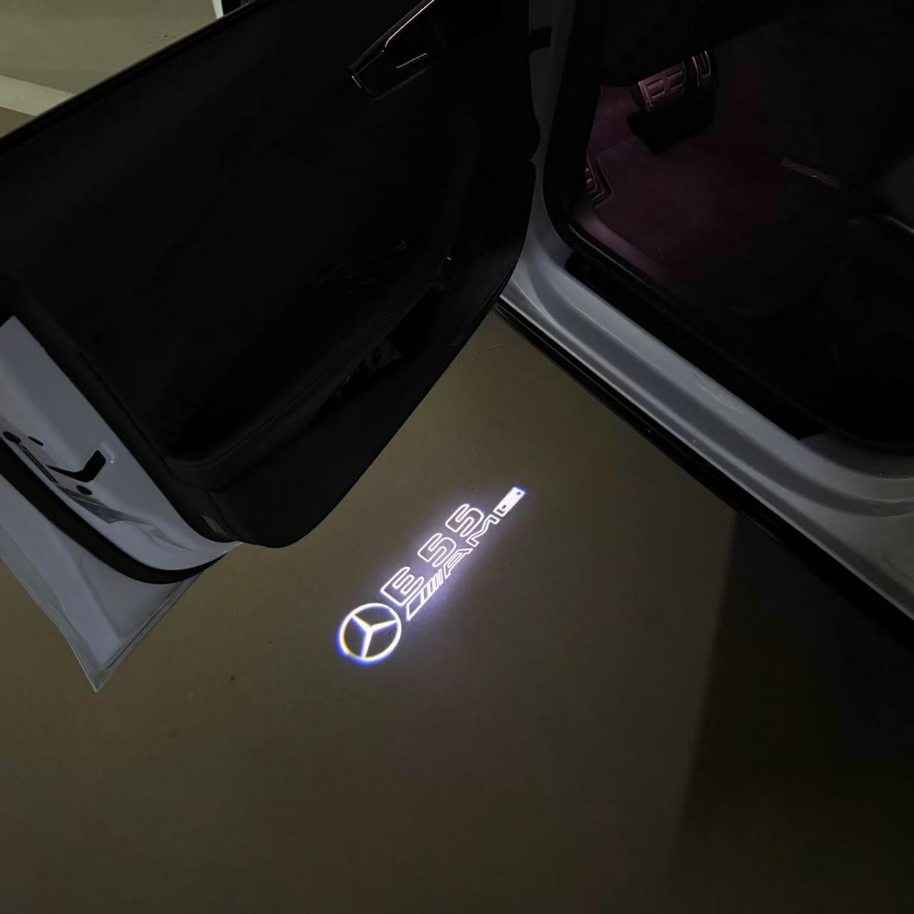 MERCEDES BENZ E55 AMG LOGO PROJECTOT LIGHTS  (quantity 1 = 1 set /2 door lights with 2 logo films)Nr.02M304