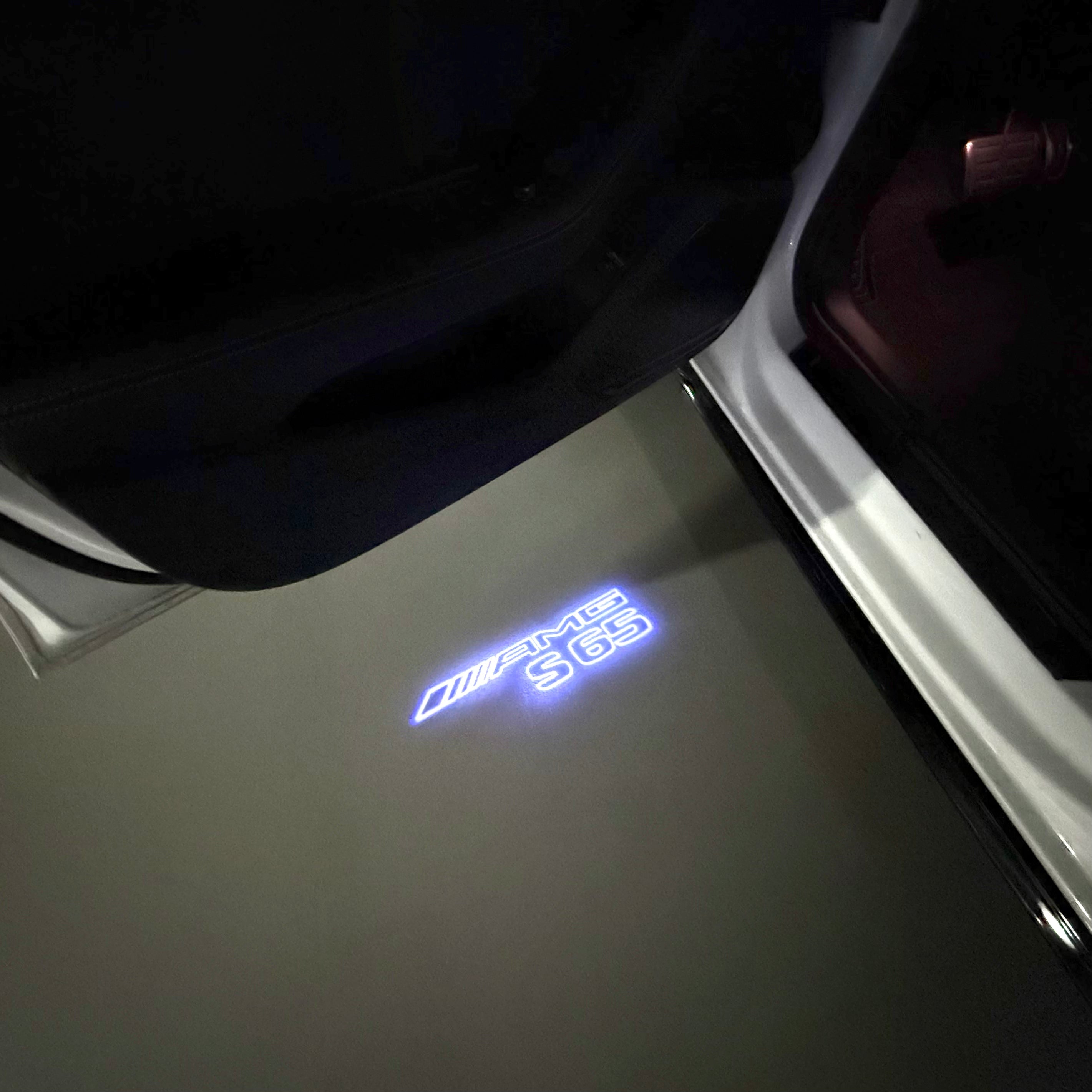 MERCEDES BENZ S65 AMG LOGO PROJECTOT LIGHTS  (quantity 1 = 1 set /2 door lights with 2 logo films)Nr.02M313