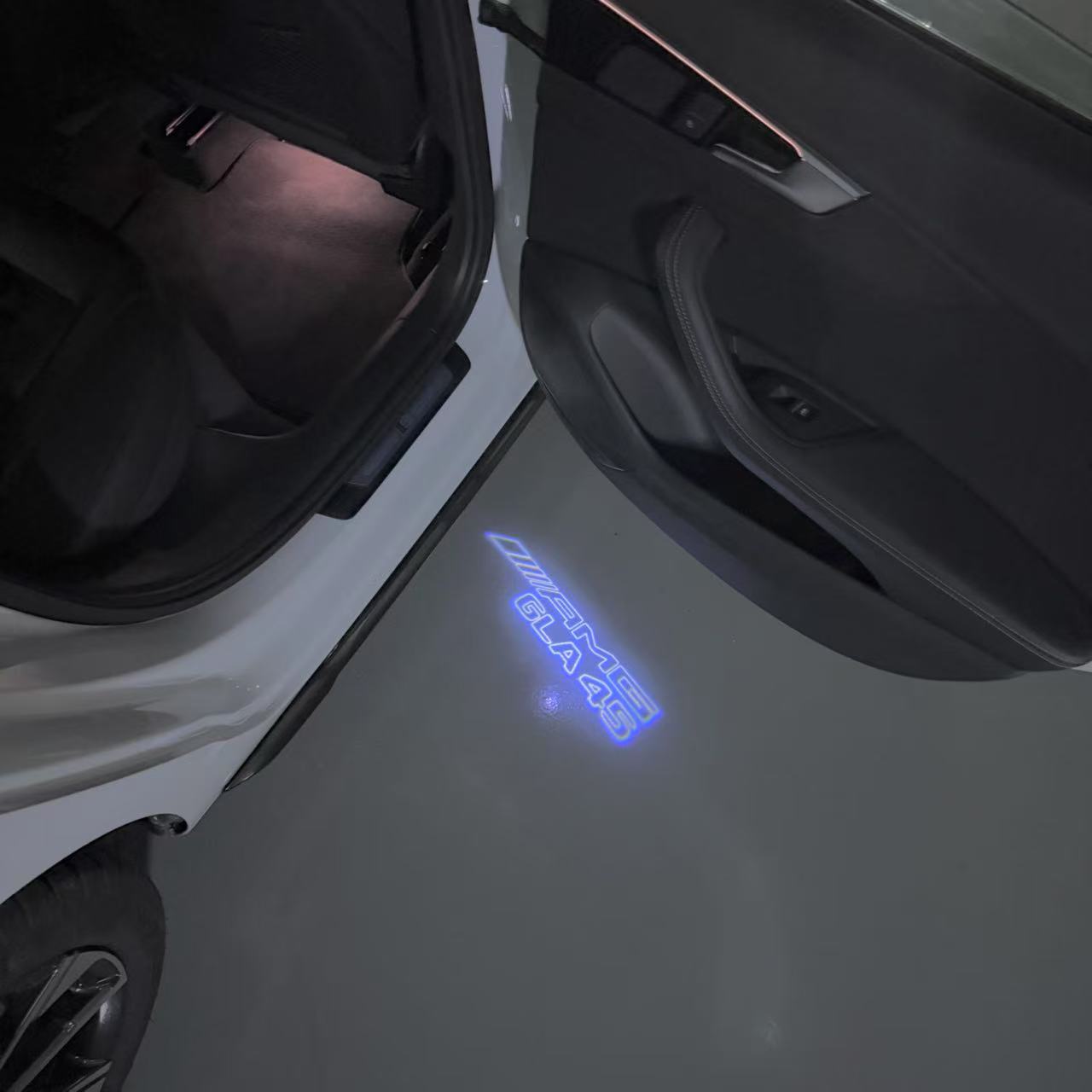 MERCEDES BENZ GLA45 AMG LOGO PROJECTOT LIGHTS  (quantity 1 = 1 set /2 door lights with 2 logo films)Nr.02M343