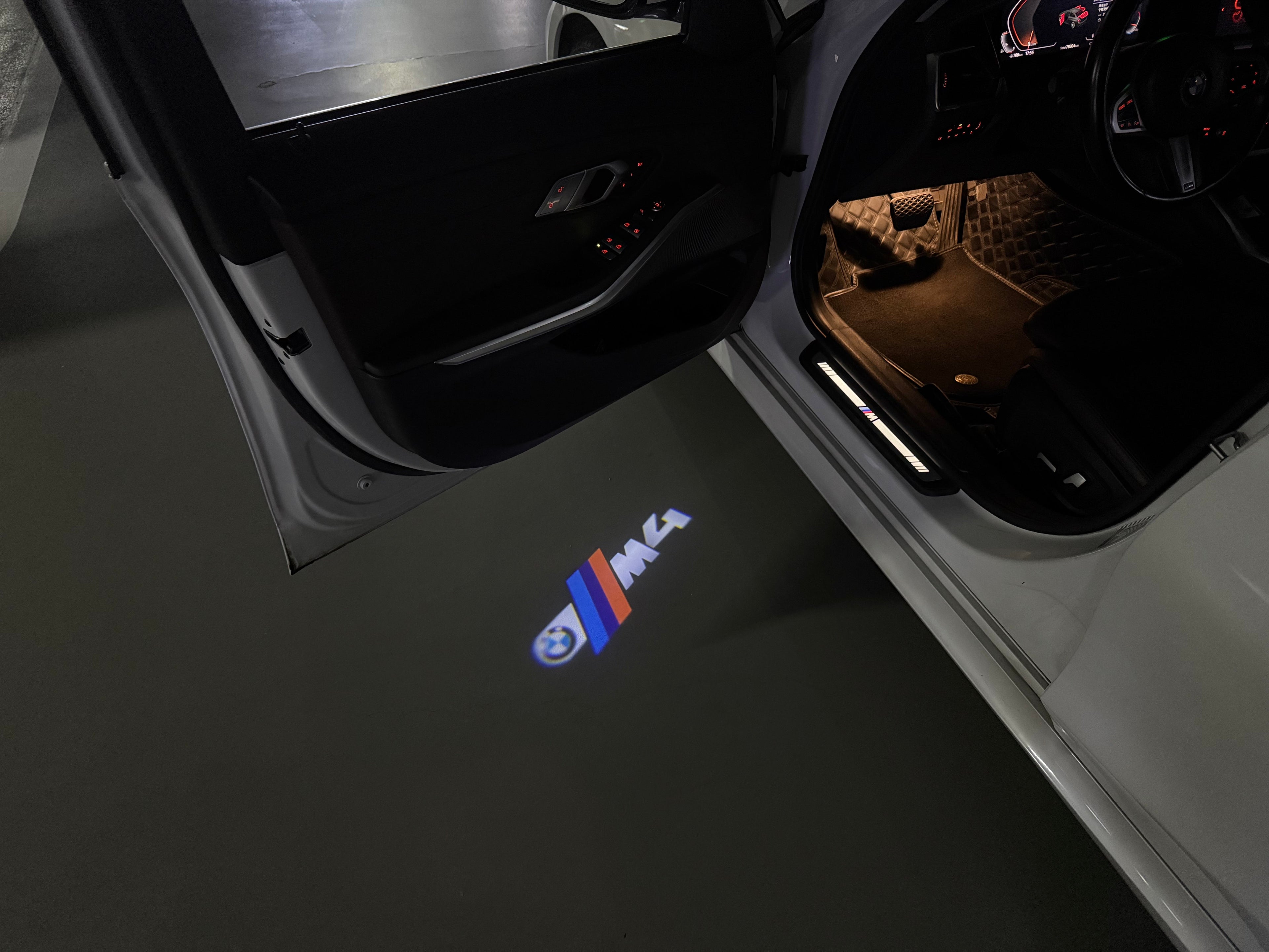 BMW  4  SERIES M4  LOGO PROJECTOT LIGHTS (quantity 1 = 1 sets/2 door lights)Nr.bmw00184