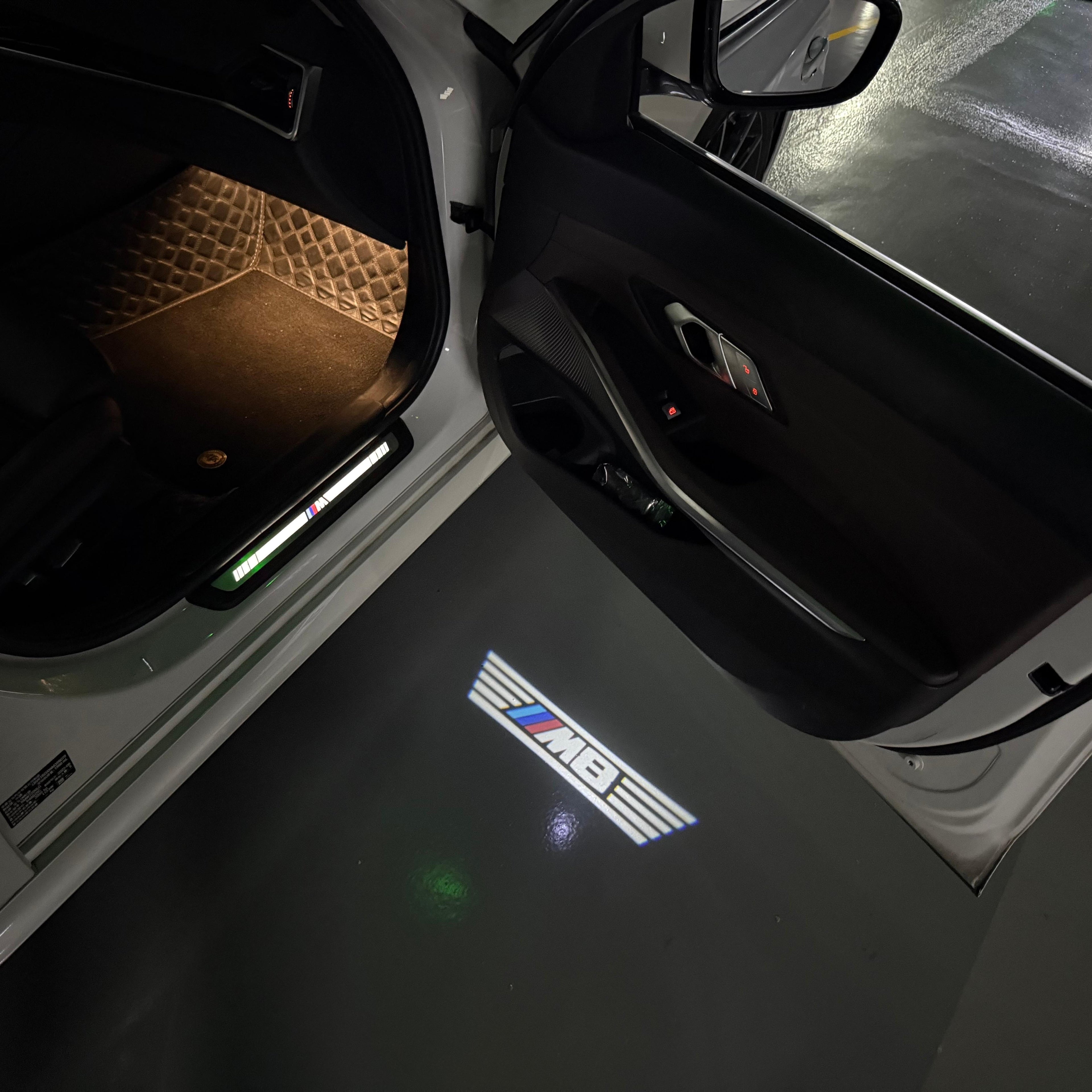 BMW  8 SERIES M8  LOGO PROJECTOT LIGHTS (quantity 1 = 1 sets/2 door lights)Nr.bmw00302