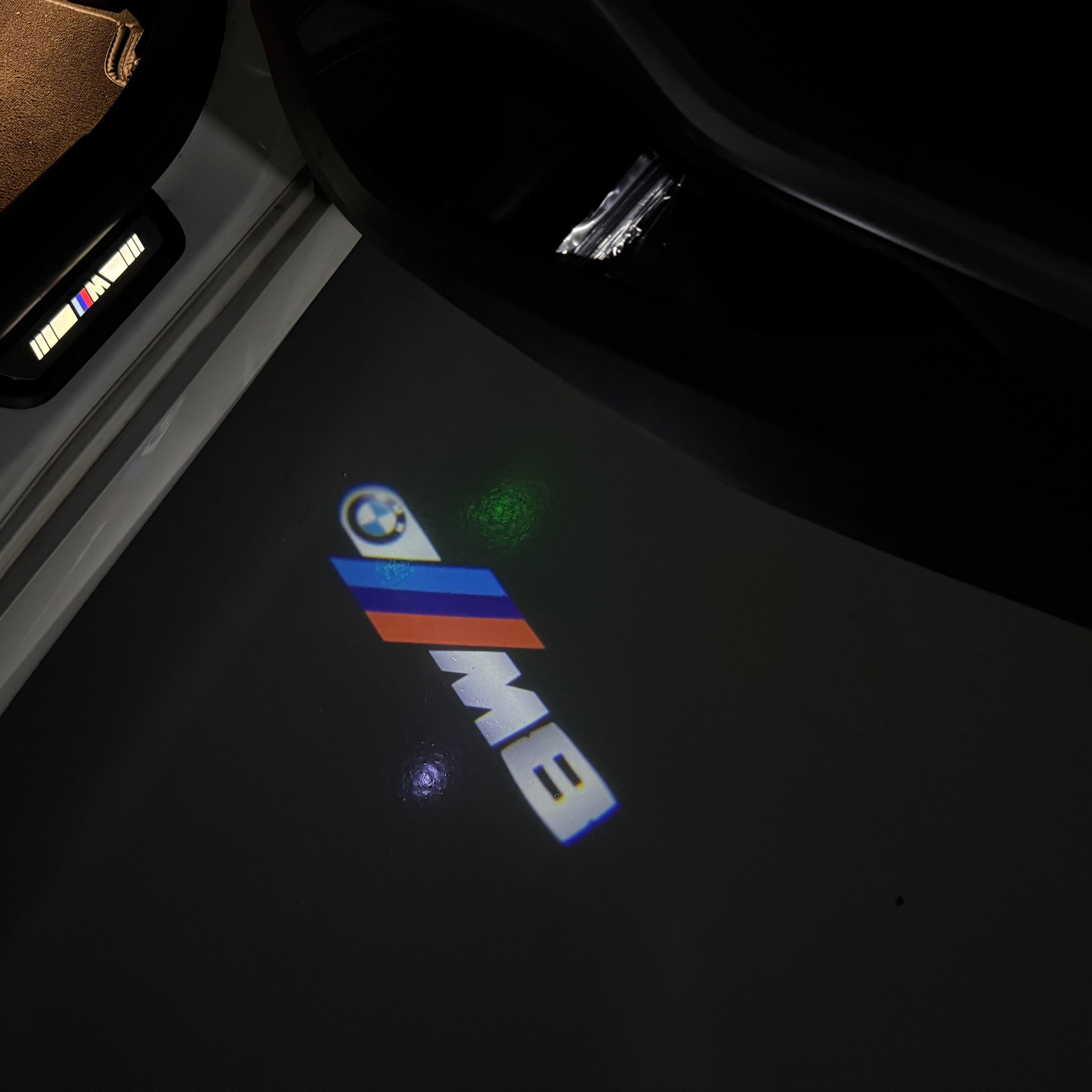 BMW 8 SERIES M8   LOGO PROJECTOT LIGHTS (quantity 1 = 1 sets/2 door lights)Nr.bmw00301