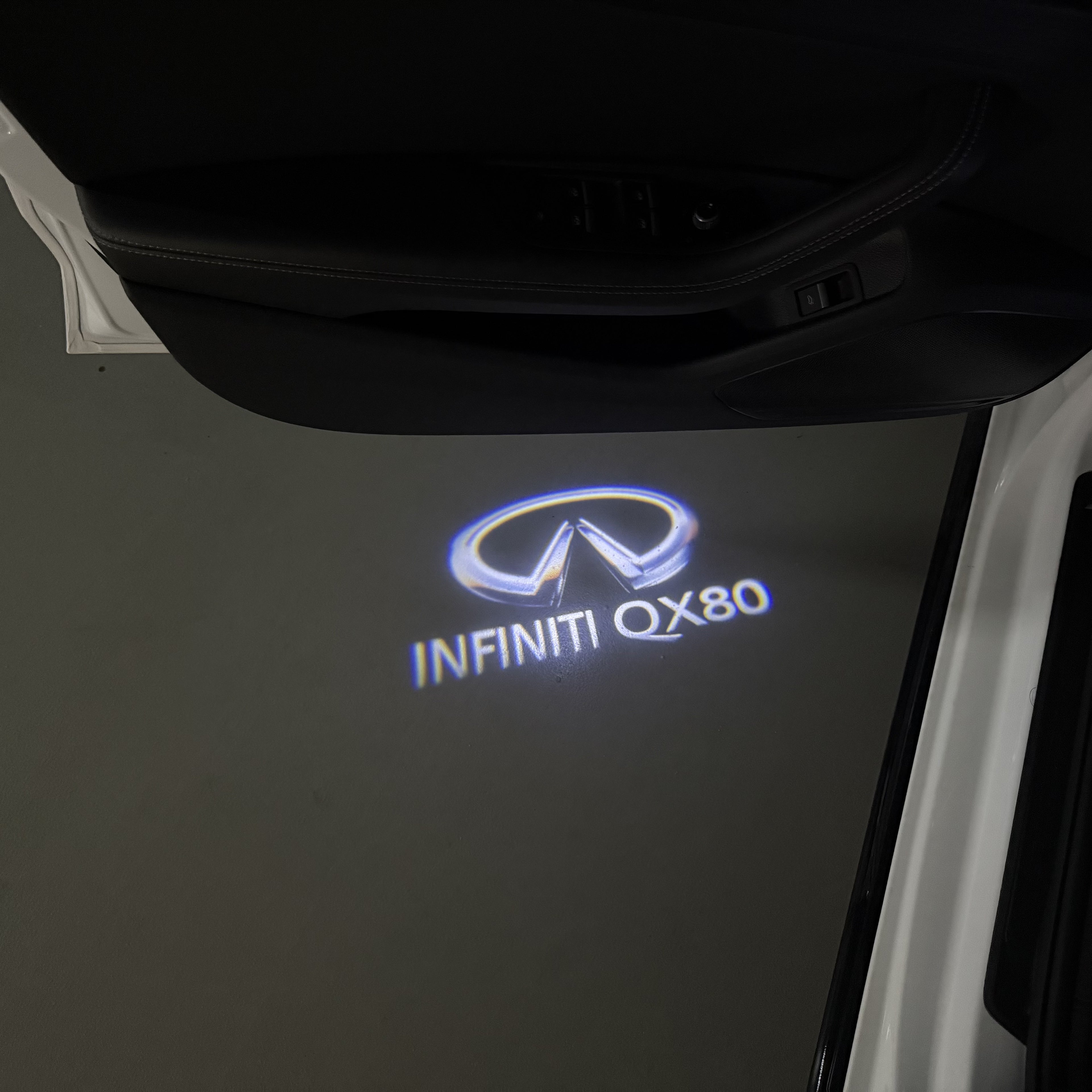 INFINITI QX 80 LOGO PROJECROTR LIGHTS (quantity 1 = 1 sets/2 door lights) Nr.47X34