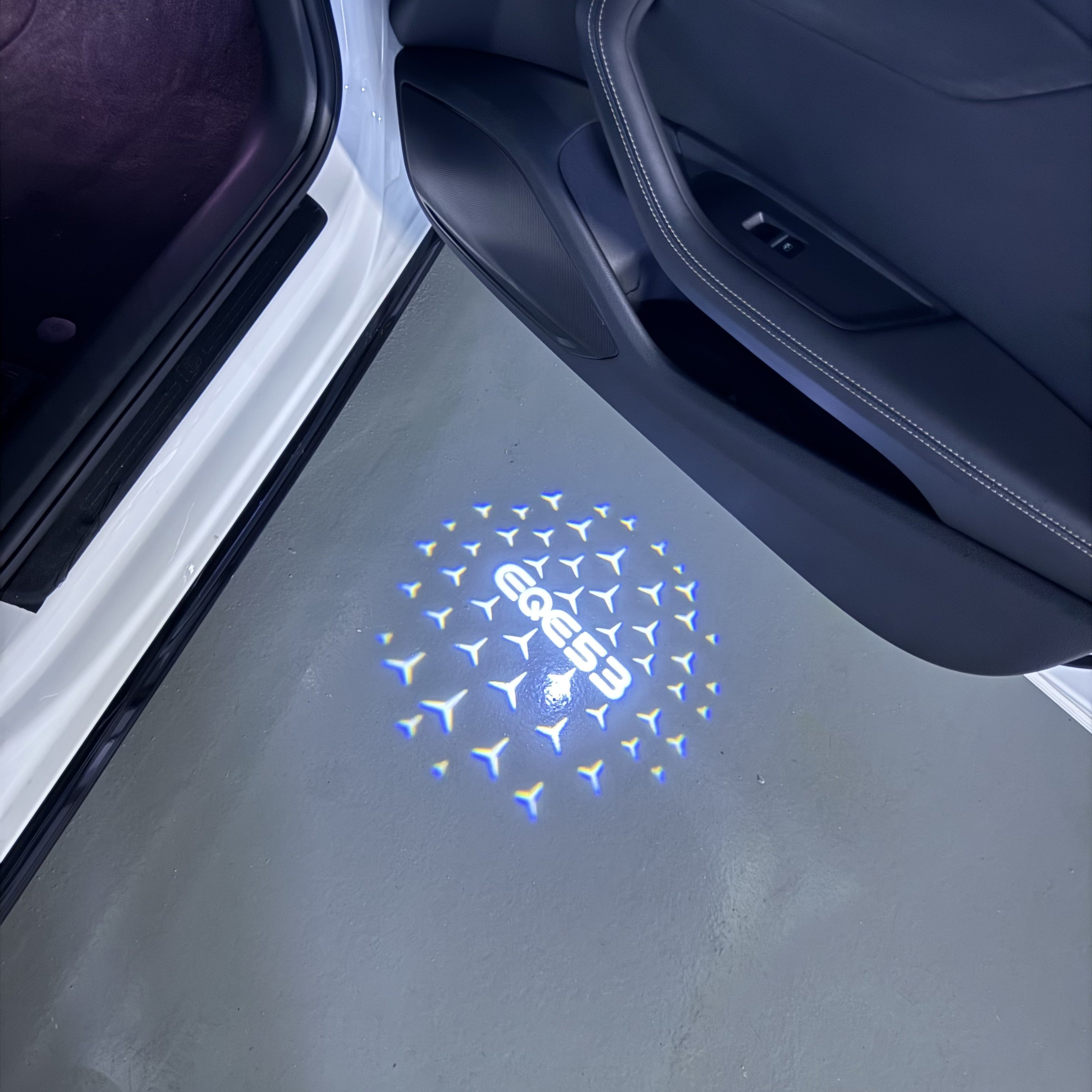 MERCEDES BENZ EQE 53 LOGO PROJECTOT LIGHTS  (quantity 1 = 1 set /2 door lights with 2 logo films)Nr.02M167