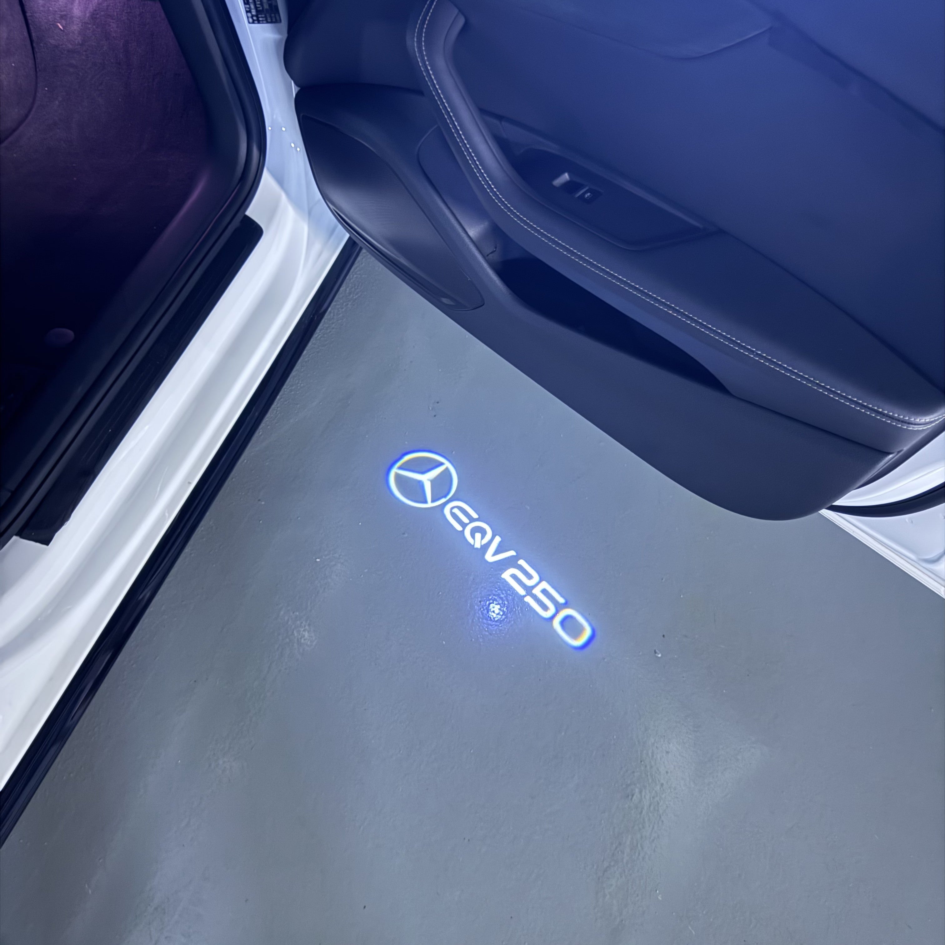 MERCEDES BENZ EQV 250  LOGO PROJECTOT LIGHTS  (quantity 1 = 1 set /2 door lights with 2 logo films)Nr.02M146