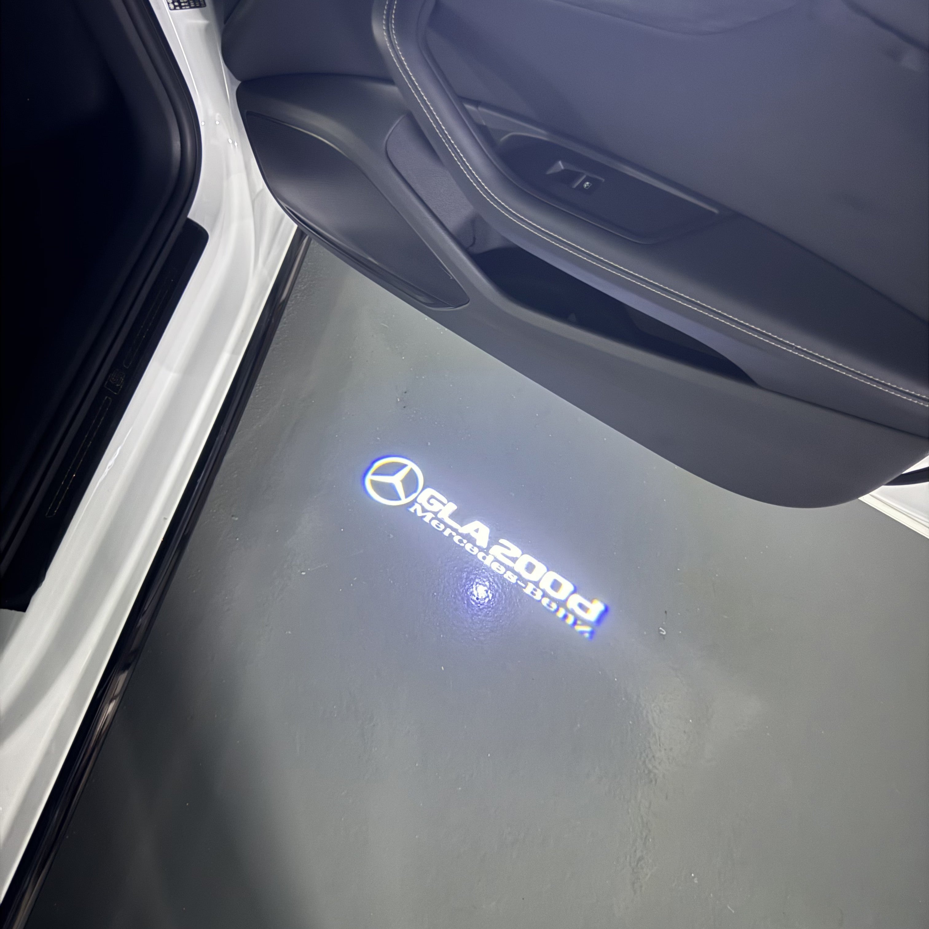 MERCEDES BENZ GLA 200d LOGO PROJECTOT LIGHTS  (quantity 1 = 1 set /2 door lights with 2 logo films)Nr.02M408