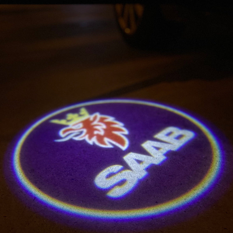 SAAB Original LOGO PROJECROTR LIGHTS Nr.2504 (Menge 1 = 1 Satz/2 Türleuchten)