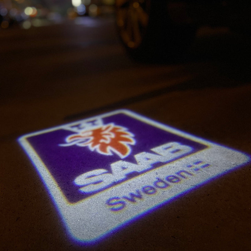 SAAB Original LOGO PROJECROTR LIGHTS Nr.2501 (Menge 1 = 1 Satz/2 Türleuchten)