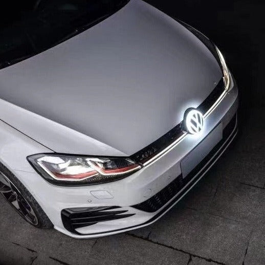 VW-Frontgrill mit LED-Logo und LED-Anzeige – Durchmesser: 137 mm.