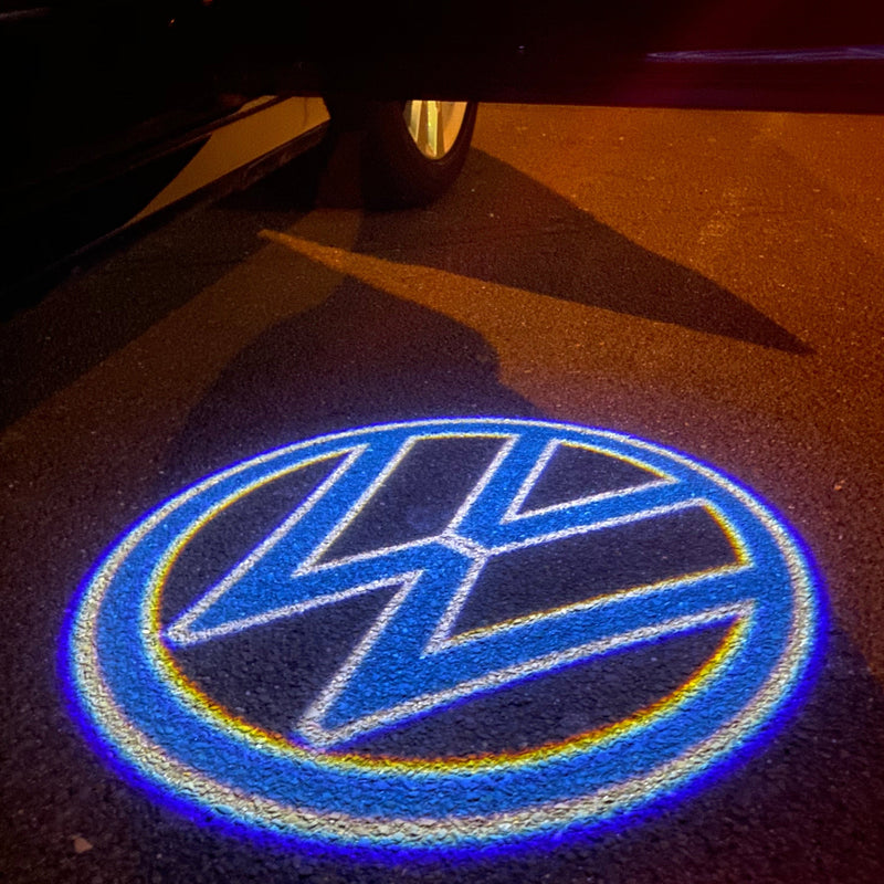 Volkswagen Luci porta Logo originale n. 157 (quantità 1 = 2 pellicole logo / 2 luci porta)