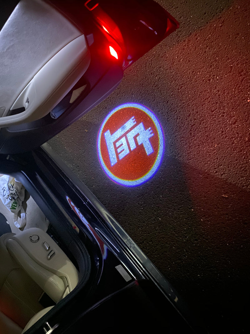 JDM LOGO PROJECTOT LIGHTS Nr.09 (quantità 1 = 1 set/2 luci per porta) 