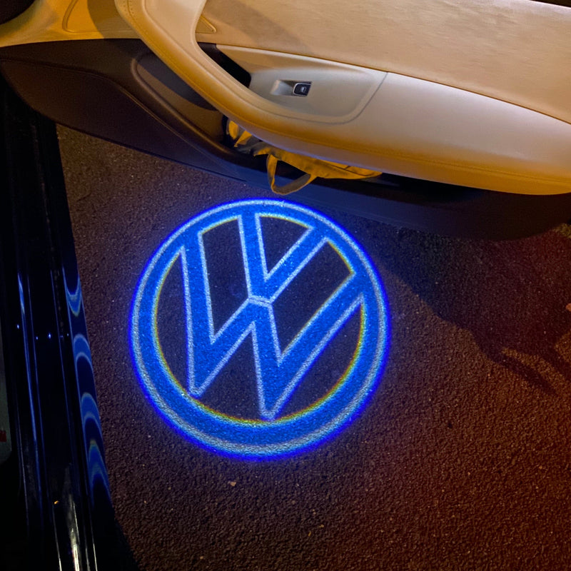 Volkswagen Luci porta Logo originale n. 157 (quantità 1 = 2 pellicole logo / 2 luci porta)