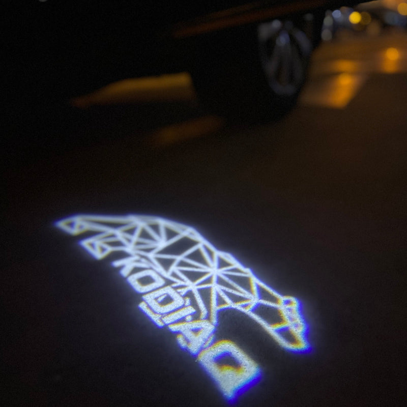 SKODA KODIAQ LOGO PROJECTOT LIGHTS Nr.00068 (Menge 1 = 2 Logofolie / 2 Türleuchten)