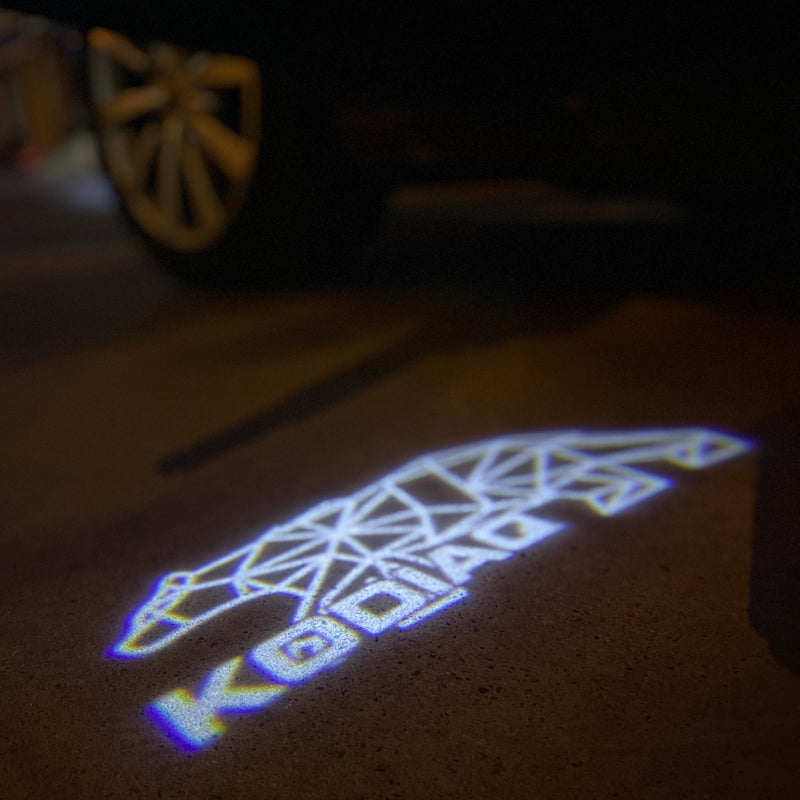 SKODA KODIAQ LOGO PROJECTOT LIGHTS Nr.00068 (quantità 1 = 2 pellicole logo / 2 luci porta)