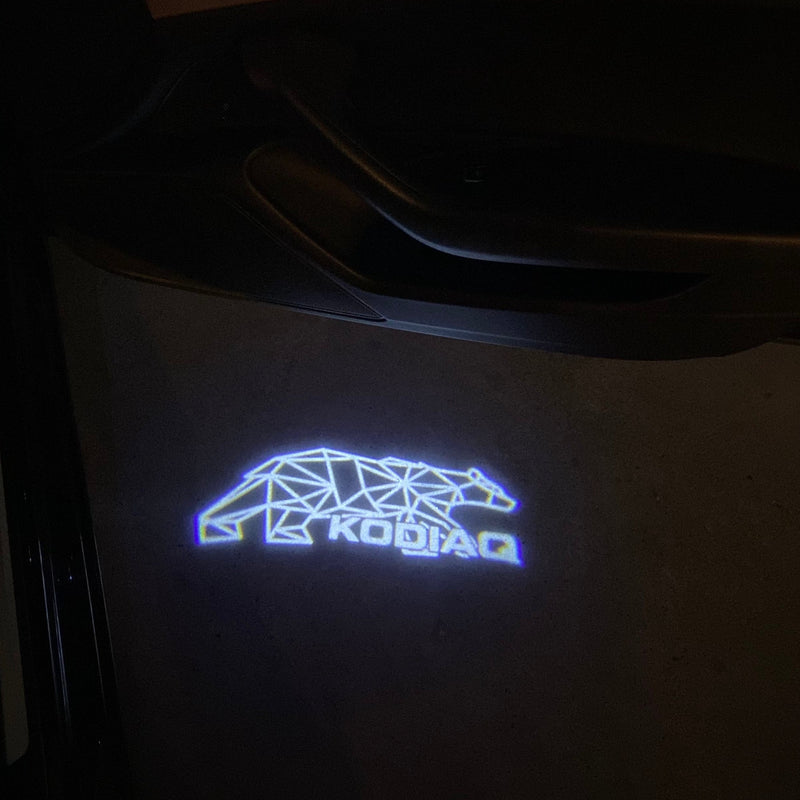 SKODA KODIAQ LOGO PROJECTOT LIGHTS Nr.00068 (quantità 1 = 2 pellicole logo / 2 luci porta)