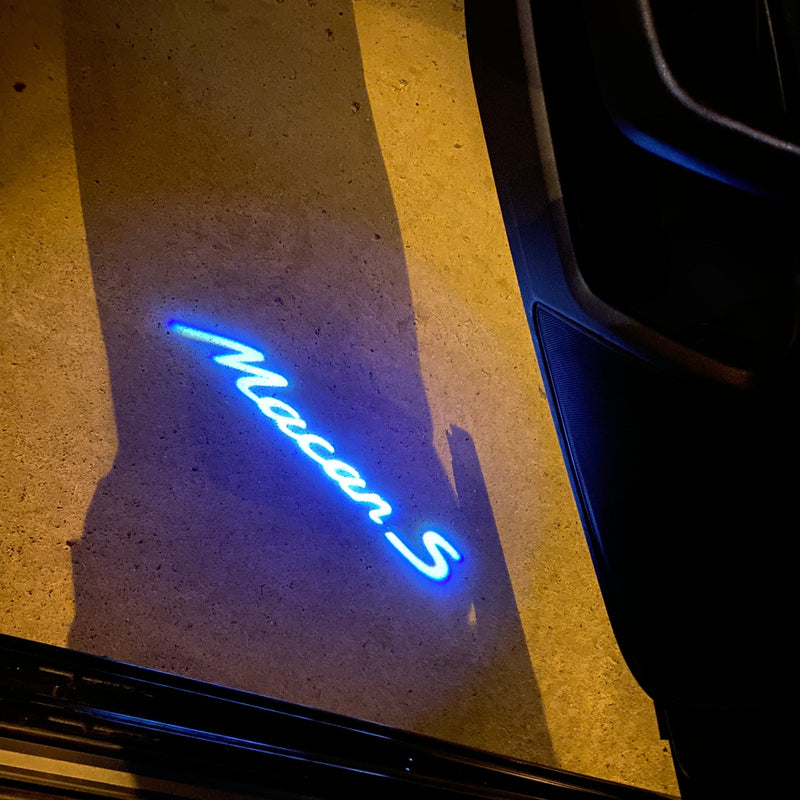 PORSCHE MACAN LOGO PROJECTOT LIGHTS Nr.8091(quantità 1 = 2 pellicole logo / 2 luci porta) 