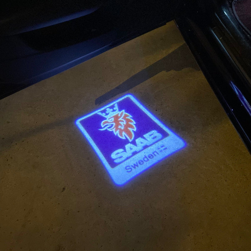 SAAB Original LOGO PROJECROTR LIGHTS Nr.2501 (Menge 1 = 1 Satz/2 Türleuchten)