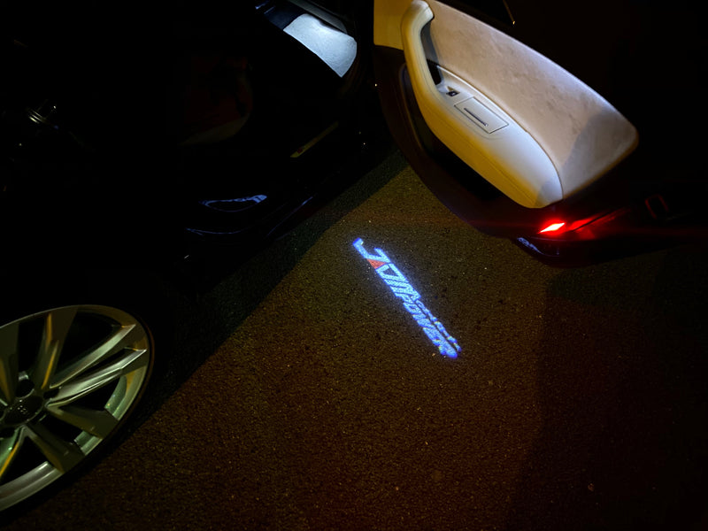 JDM LOGO PROJECTOT LIGHTS Nr.23 (quantità 1 = 1 set/2 luci per porta) 