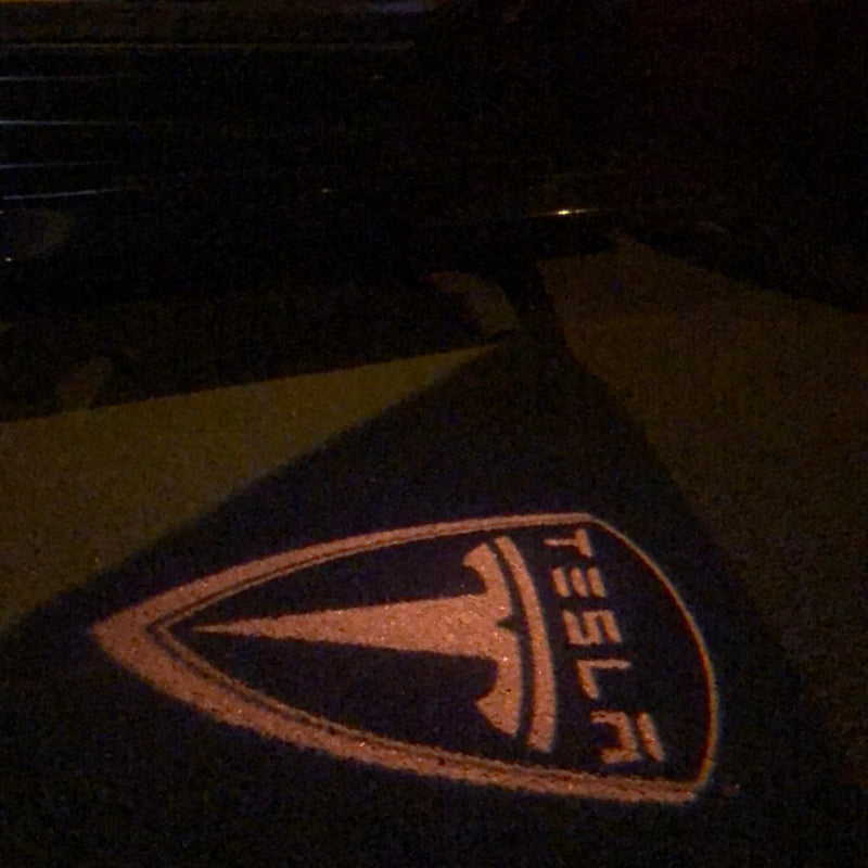 TESLA LOGO PROJECROTR LIGHTS Nr.1507 (quantità 1 = 2 pellicole logo / 2 luci per porta)