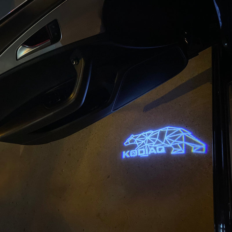 SKODA KODIAQ LOGO PROJECTOT LIGHTS Nr.00068 (Menge 1 = 2 Logofolie / 2 Türleuchten)