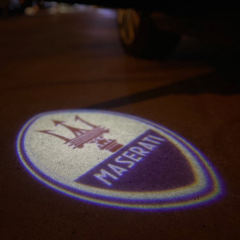 Maserati Original LOGO PROJECROTR LIGHTS Nr.12 (Menge 1 = 1 Satz/2 Türleuchten) 