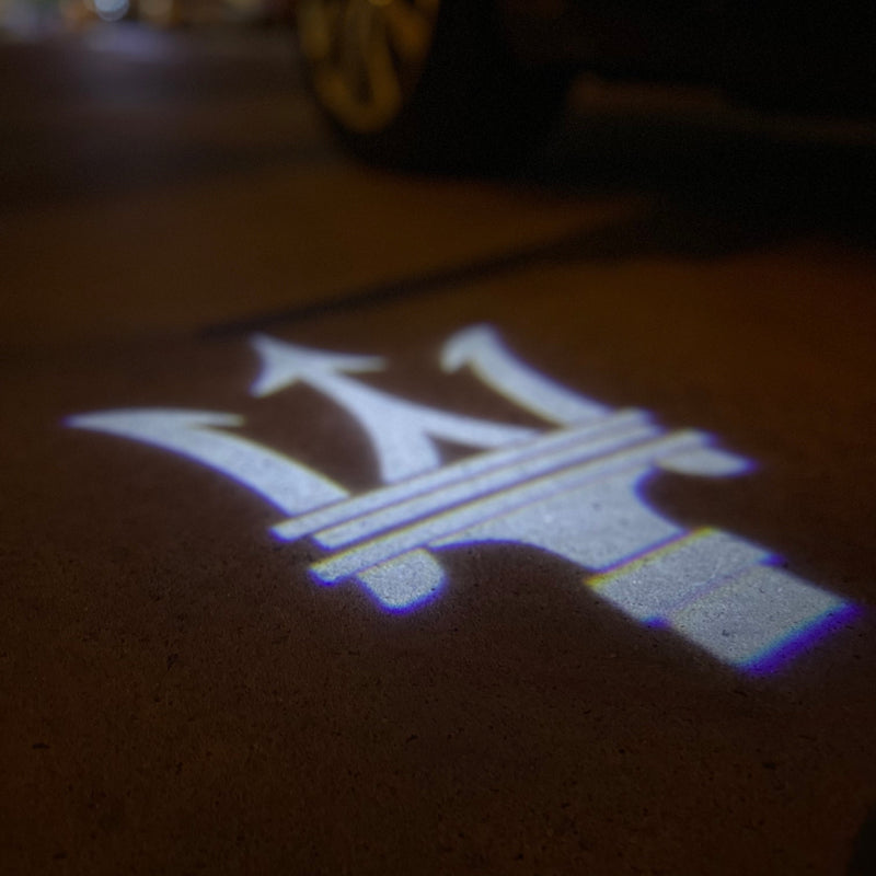 Maserati Original LOGO PROJECROTR LIGHTS Nr.33 (Menge 1 = 1 Satz/2 Türleuchten) 