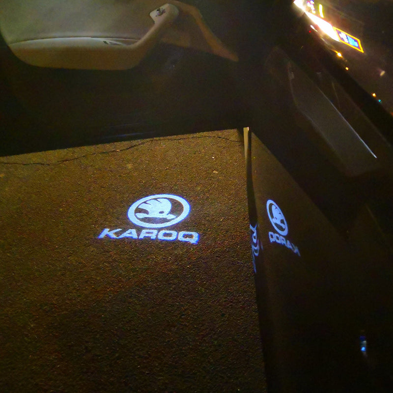 LUCI LOGO SKODA KAROQ Nr.50 (quantità 1 = 2 pellicole logo / 2 luci porta)