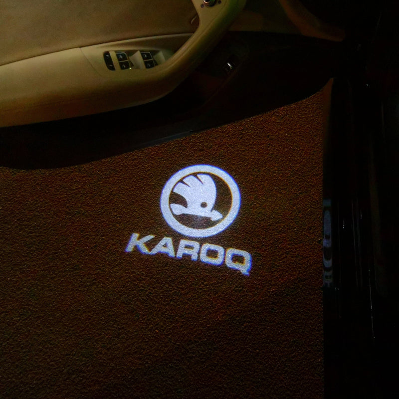 LUCI LOGO SKODA KAROQ Nr.50 (quantità 1 = 2 pellicole logo / 2 luci porta)