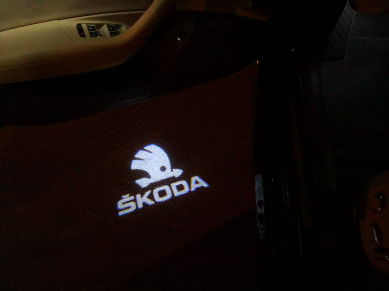 SKODA ORIGINAL LOGO PROJECTOT LIGHTS Nr.10 (Menge 1 = 2 Logofolie / 2 Türleuchten)