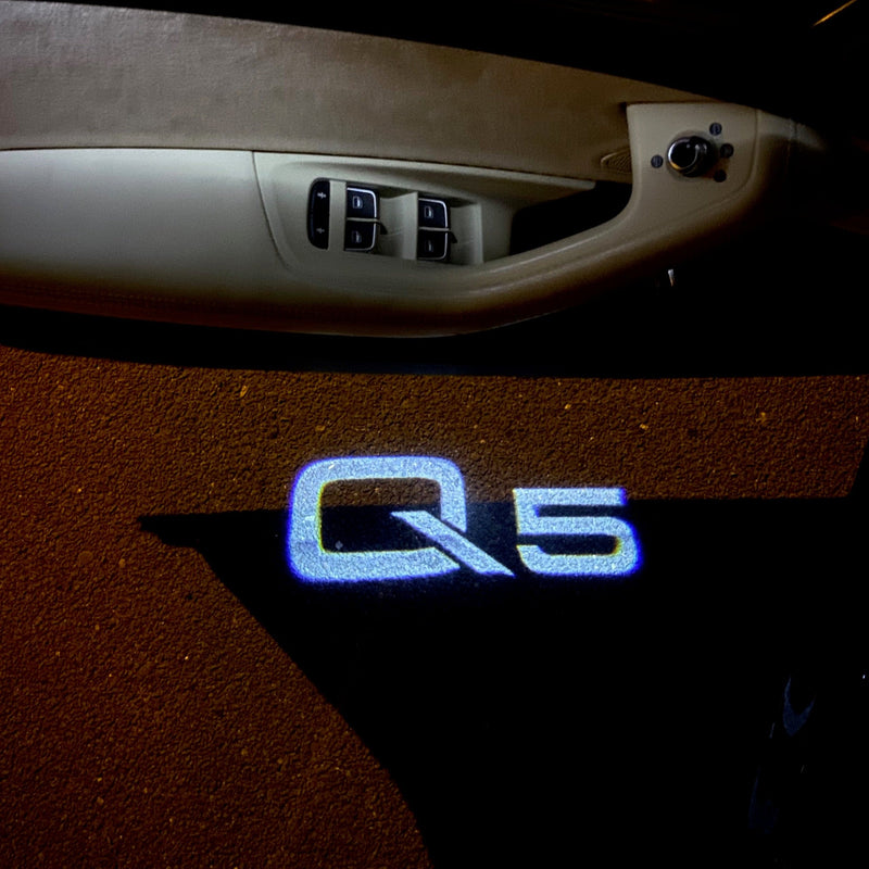 AUDI Q5 LOGO PROJECTOT LIGHTS Nr.101 (quantità 1 = 2 pellicole logo /2 luci porta） 