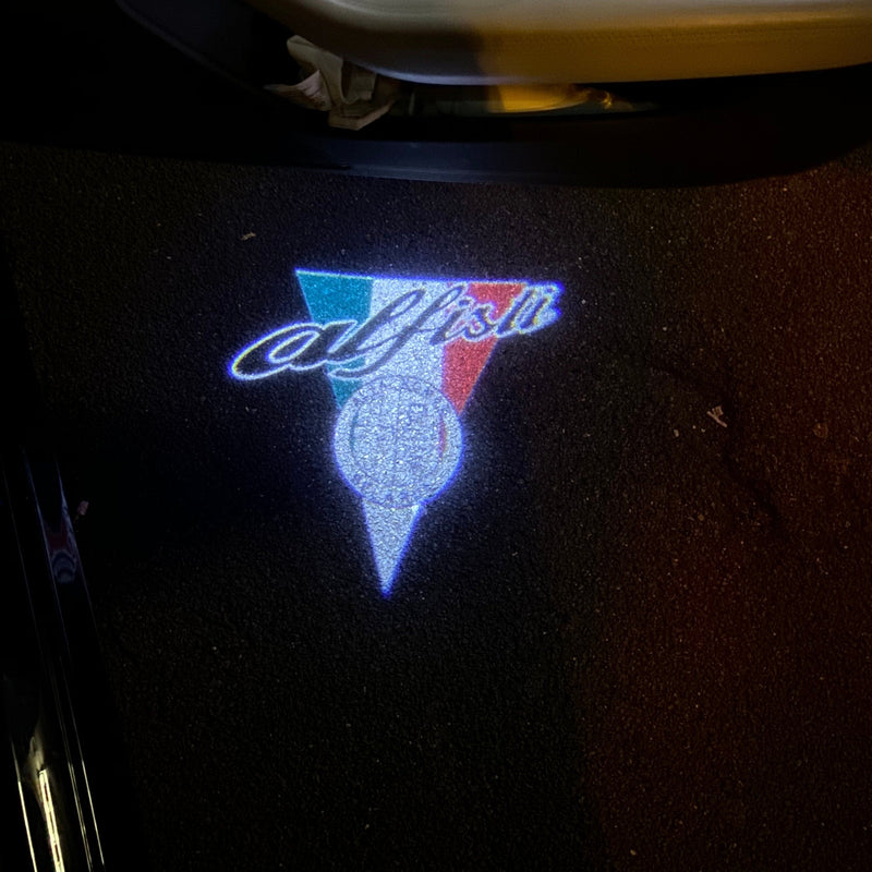 Alfa Romeo ORIGINALE Logo Multicolor PROJECTOT LIGHTS Nr.59 (quantità 1 = 2 Pellicole Logo / 2 Luci Portiere) 