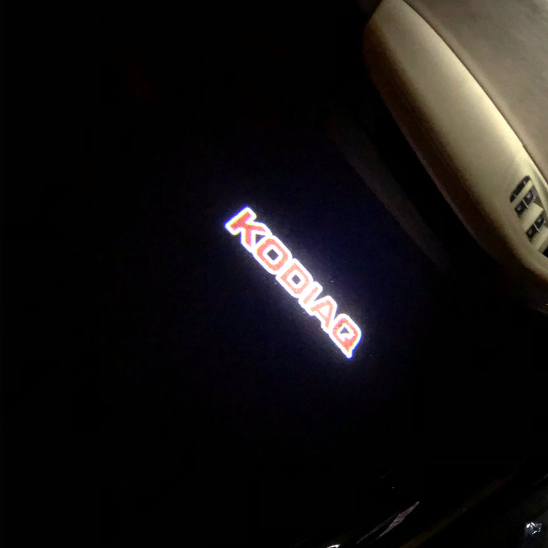 SKODA KODIAQ LOGO PROJECTOT LIGHTS Nr.100 (quantità 1 = 2 pellicole logo / 2 luci porta)